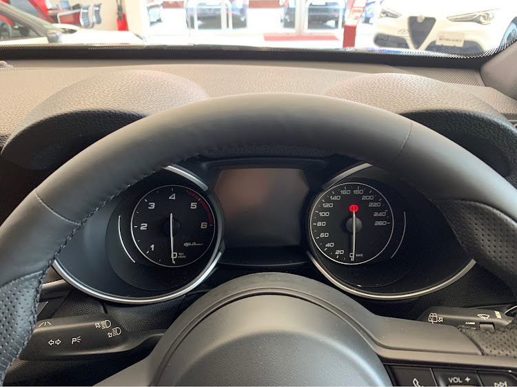 ともきさんが投稿した気になるクルマを見に行こう・アルファロメオ・ステルヴィオTI・そろそろクルマ欲しいな・花粉症はつらいよに関するカスタム事例の投稿画像7枚目