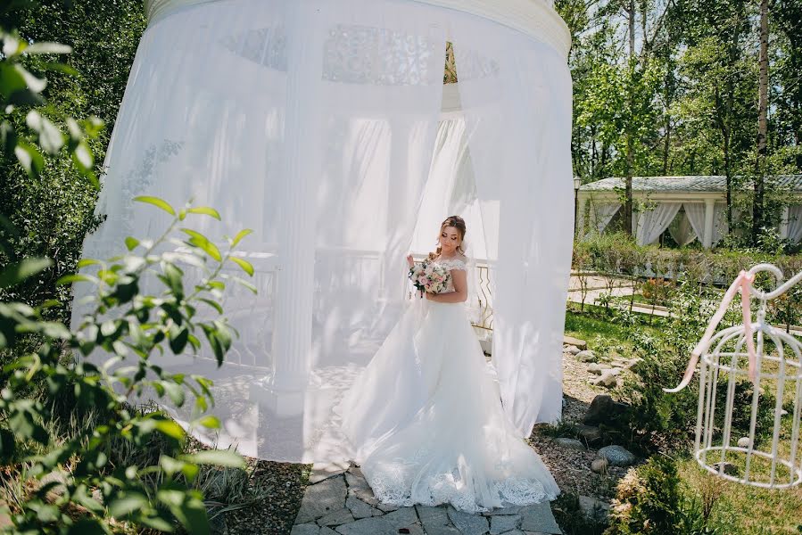 Fotógrafo de casamento Yuliya Savvateeva (savvateevajulia). Foto de 16 de abril 2020