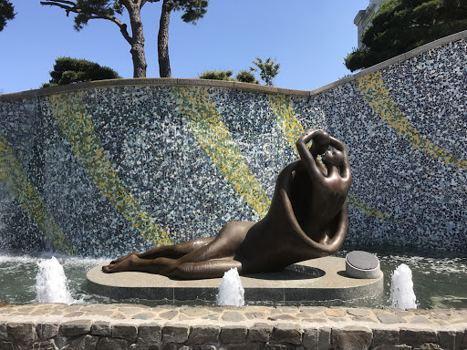 Lovers In The Fountain