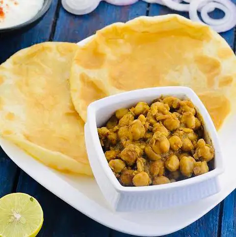 Chole Poori [4 Poori]