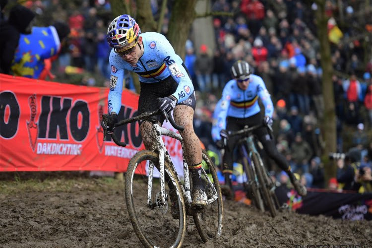 Absoluut fenomenale demonstratie van Wout Van Aert, die derde wereldtitel op rij pakt in hol van de leeuw