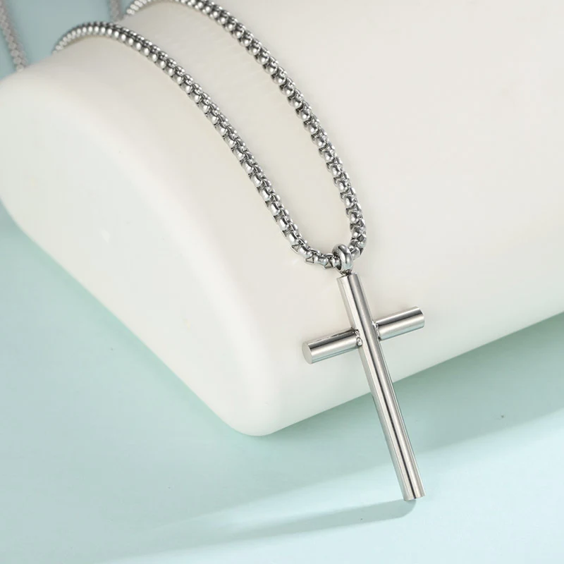 Eenvoudige cross pendant ketting van titanium staal in Scandinavische stijl, perfect voor DIY en te combineren met elke outfit.