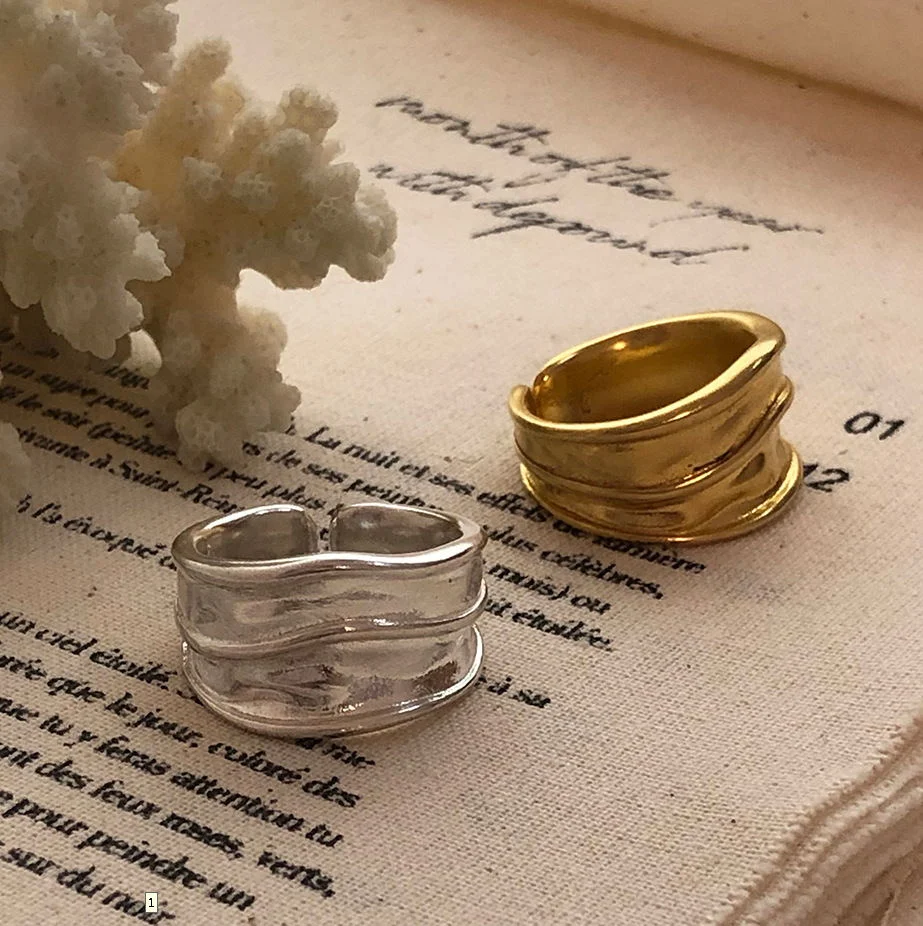 Bague irrégulière géométrique minimaliste pour femmes, design tendance. Élégance discrète et style unique pour un look moderne.