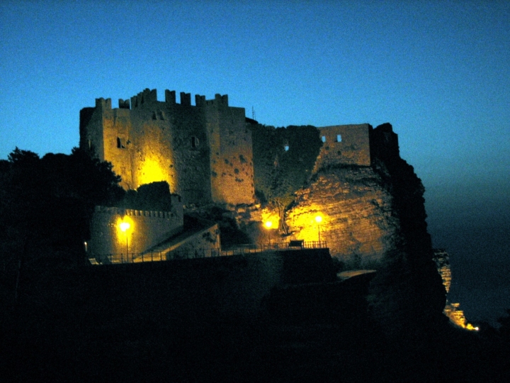 Castello all'alba di luciaberti