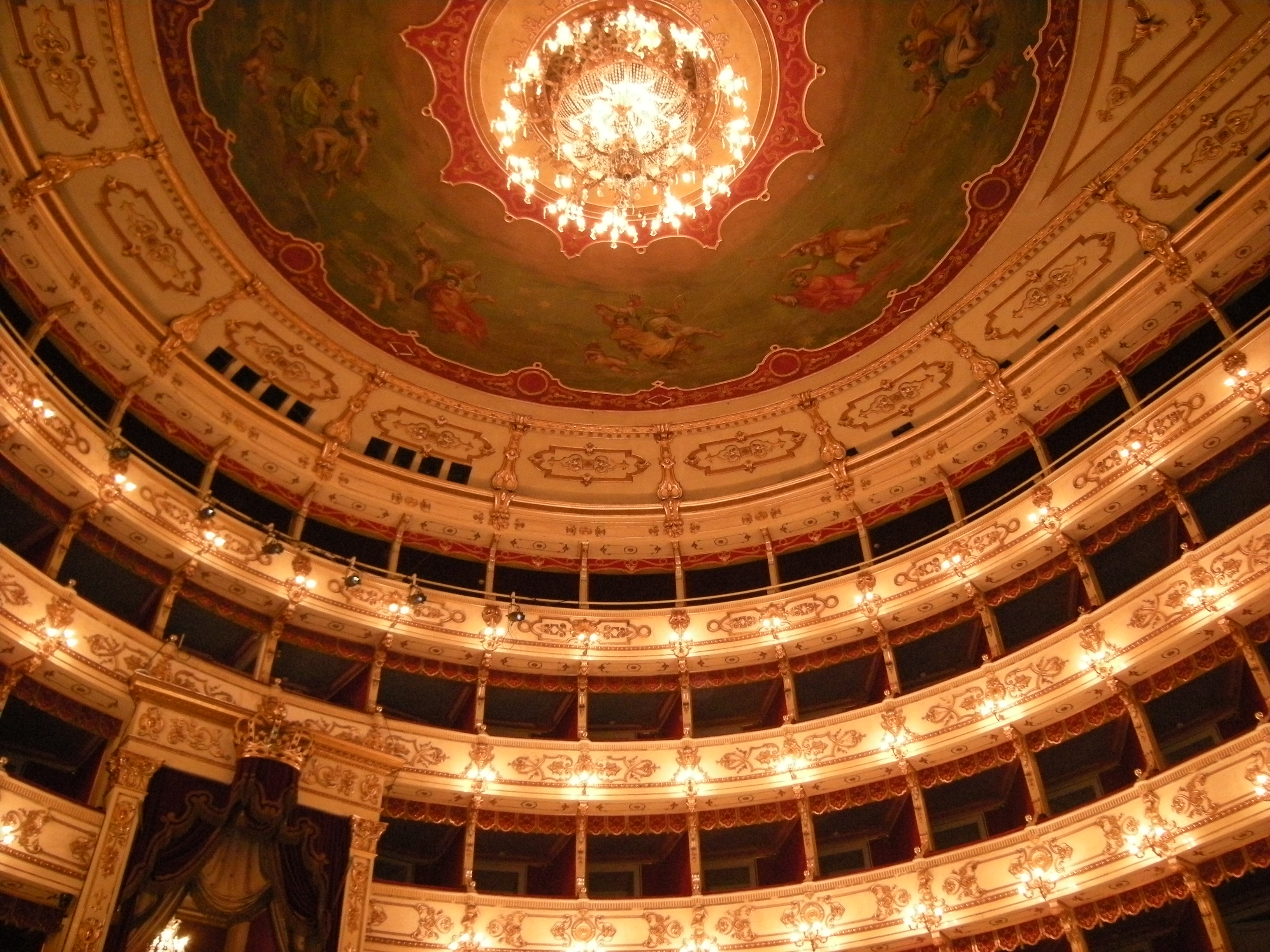 Eleganti motivi geometrici in teatro.. di Ingles Alberti