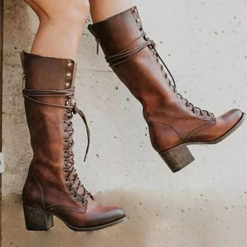 Botas femininas novas com cadarço e salto grosso. Conforto e estilo para seus pés. Perfeitas para qualquer look. Compre já as suas!