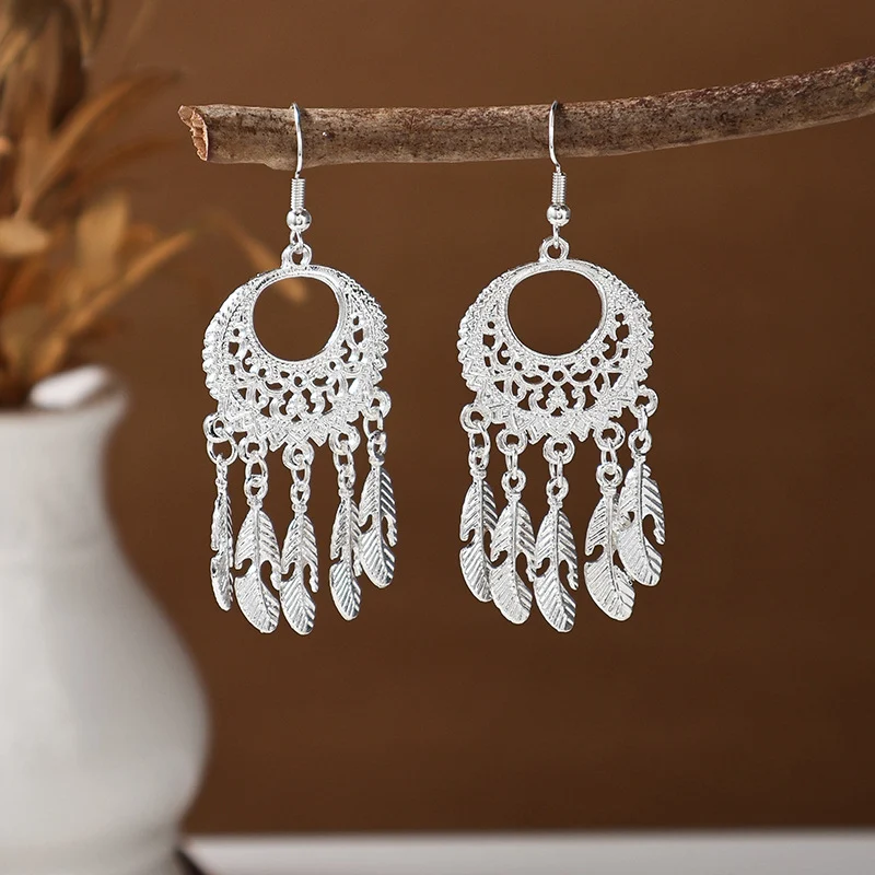 Orecchini etnici lunghi con piume colorate stile antico, perfetti per un look bohémien, aggiungono un tocco di fascino e originalità