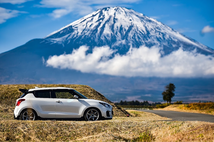 スイフトスポーツのホイールショット・ADVAN・ADVAN Racing RG4・ベストショット2023・カレンダーおめでとうございます🤗に関するカスタム事例の投稿画像7枚目