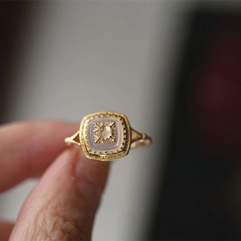 Bague Baroque Rétro en Cristal de Style Antique. Un bijou féminin élégant. Parfait pour les occasions spéciales, ajoutez une touche vintage à votre look.