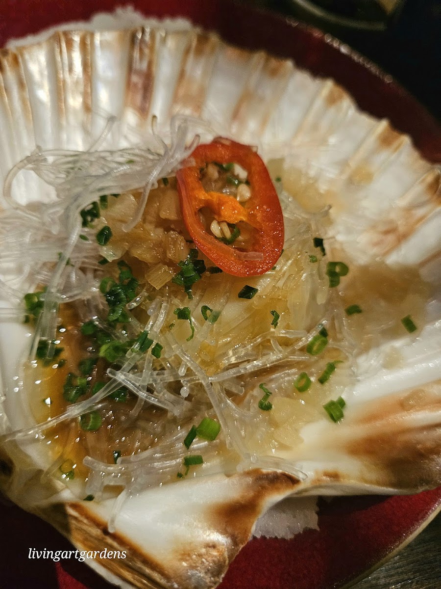 Scallop with garlic and vermicilli in gluten-free soy