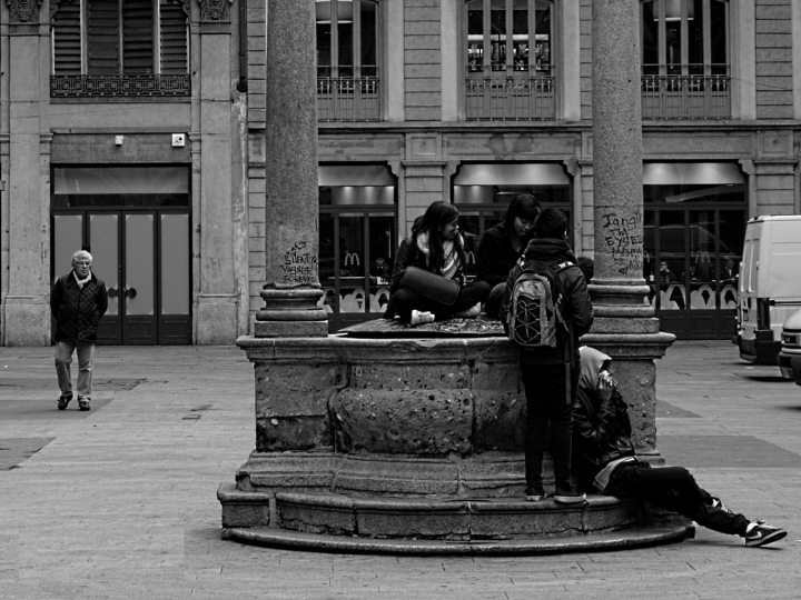 Ragazzi in piazza di filippoC.