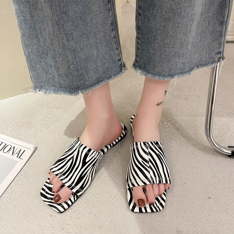 Season's New Niche Square Head Flat Strand-Sandalen By The Sea – Bequeme, stylische Begleiter für den Strand.