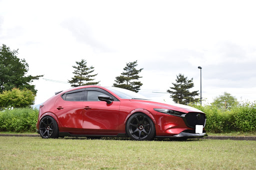 Mazda3 Bp8pのオーバーフェンダー ディープコンケイブへの道 芝の駐車場に関するカスタム メンテナンスの投稿画像 車のカスタム情報はcartune