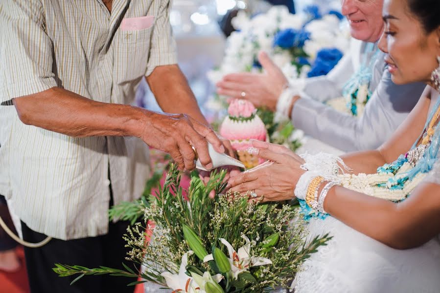 Fotógrafo de casamento Prapol Konjen (tumsuphanphoto). Foto de 8 de setembro 2020