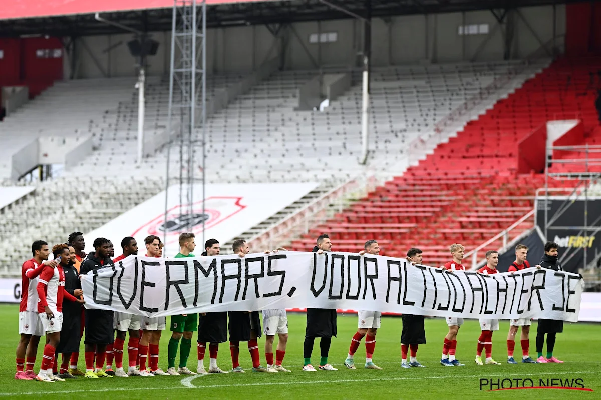 Banderole marquante des joueurs de l'Antwerp pour Marc Overmars : "Tout le monde au club se soutient comme un seul homme"