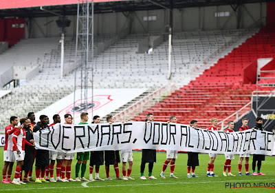 Banderole marquante des joueurs de l'Antwerp pour Marc Overmars : "Tout le monde au club se soutient comme un seul homme"