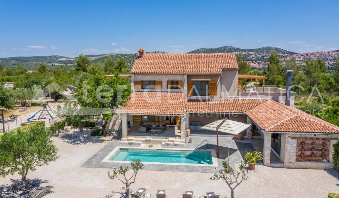 Villa avec piscine et terrasse Šibenik