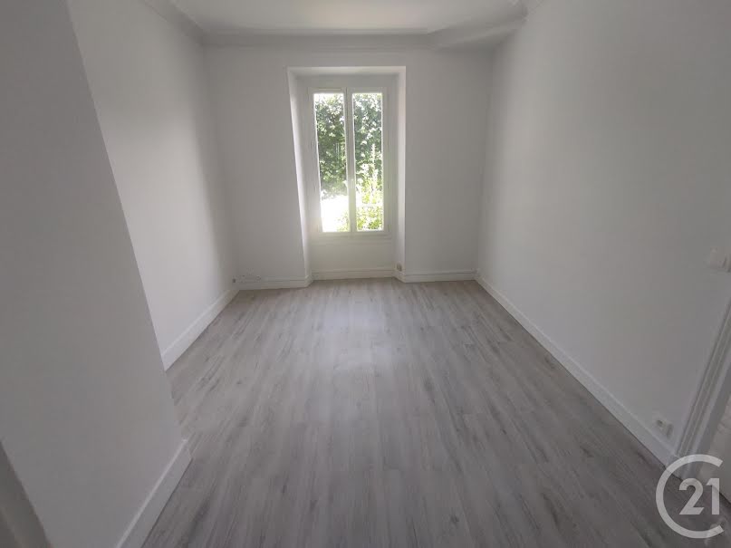 Location  appartement 3 pièces 46.59 m² à Corbeil-Essonnes (91100), 797 €