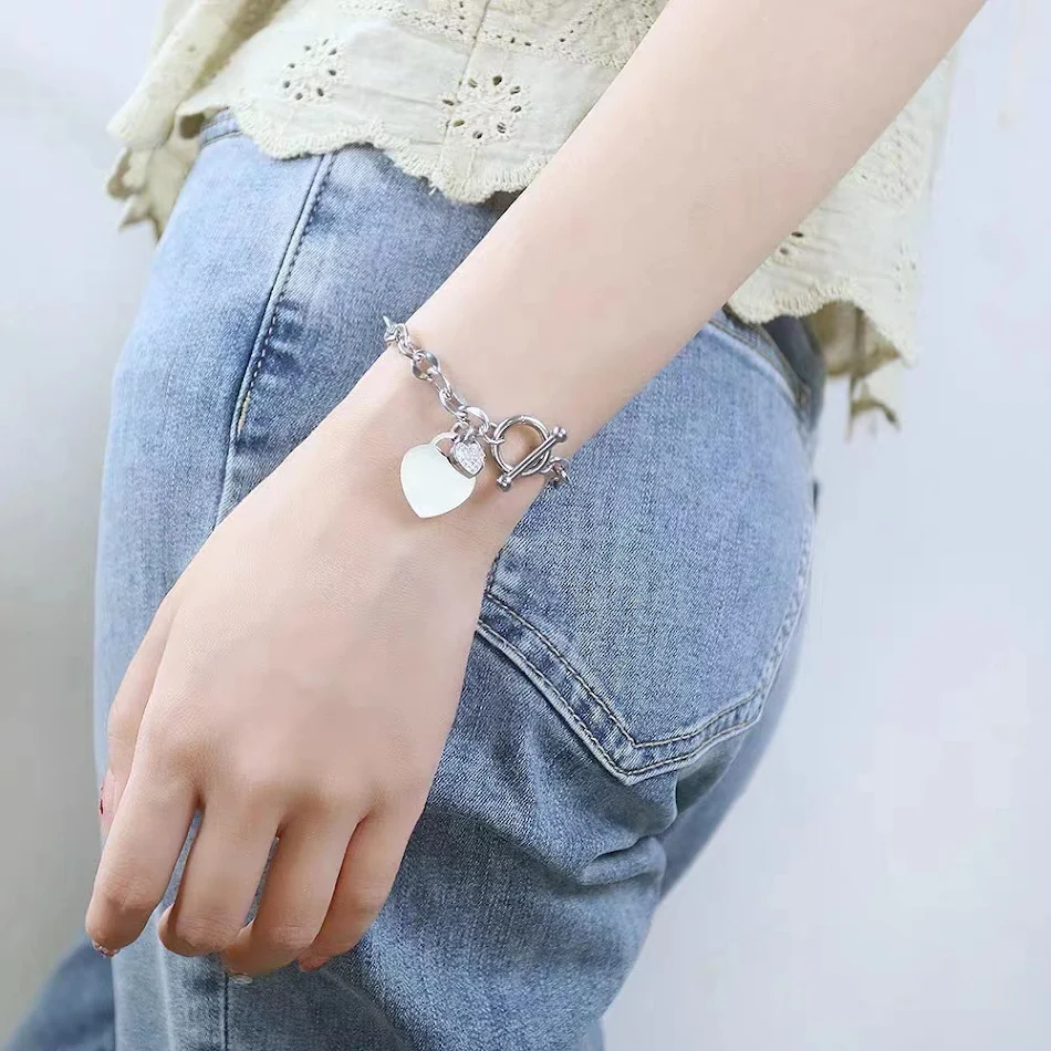 Pulseira feminina de aço inoxidável, personalidade, fivela OT, estilo sênior, titânio, design elegante e sofisticado.