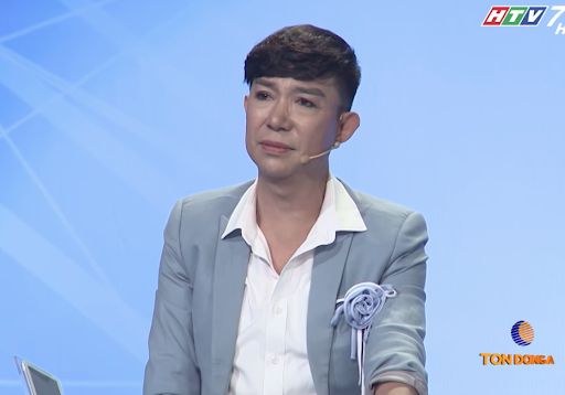 Anh không thể giấu được cảm xúc vì bài diễn thuyết quá cảm động.