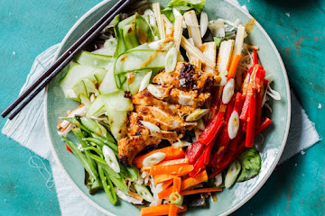 Low carb chicken satay salad
