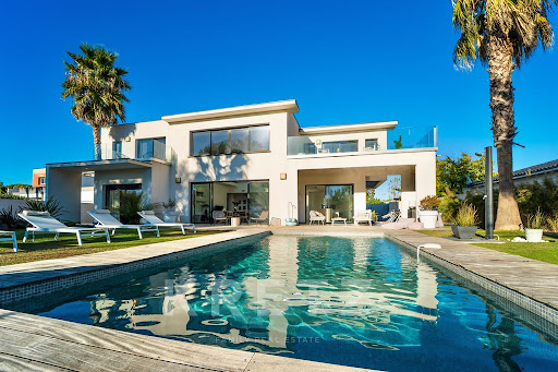 Seaside house with pool and garden 1