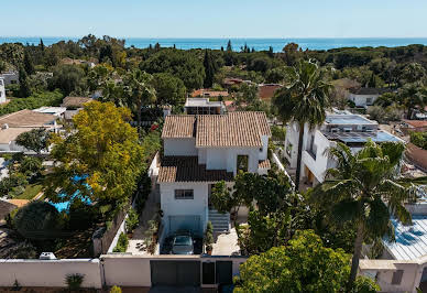 Villa with pool and garden 8