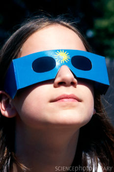 R1040127-Watching_a_solar_eclipse-SPL.jpg