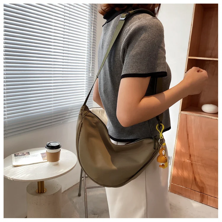 Sac à bandoulière femme en nylon, style dumpling, polyvalent et assorti à toutes les tenues, parfait pour un usage quotidien.