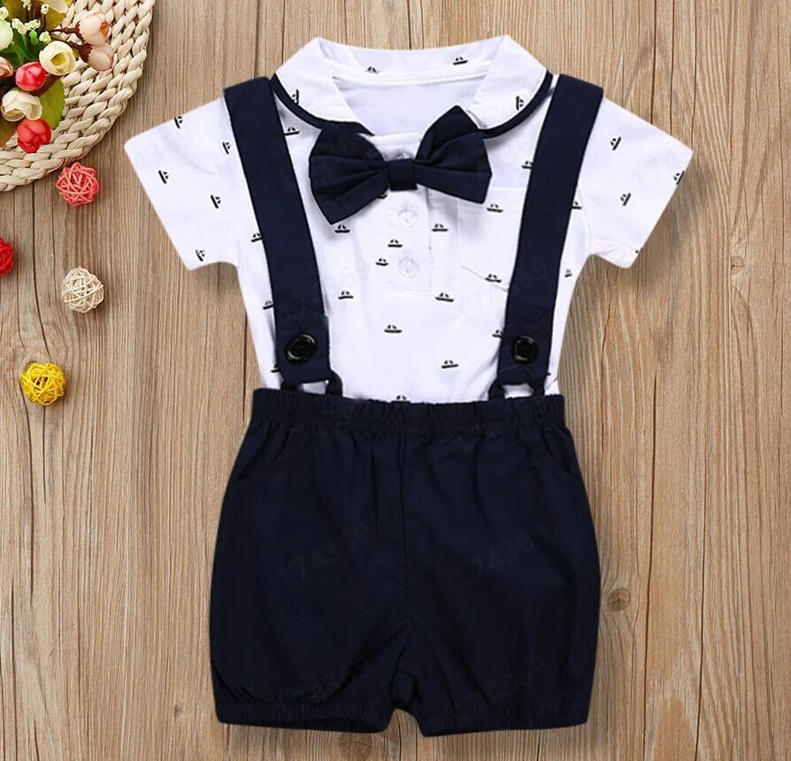 Witte baby jongens romper met bretels en vlinderdas, perfect voor speciale gelegenheden, stijlvolle en comfortabele outfit voor je kleine man