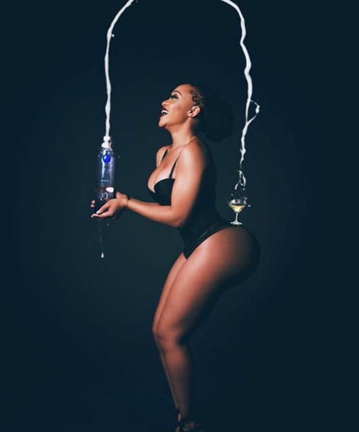 Thando Thabethe pulls a Kim Kardashian move.