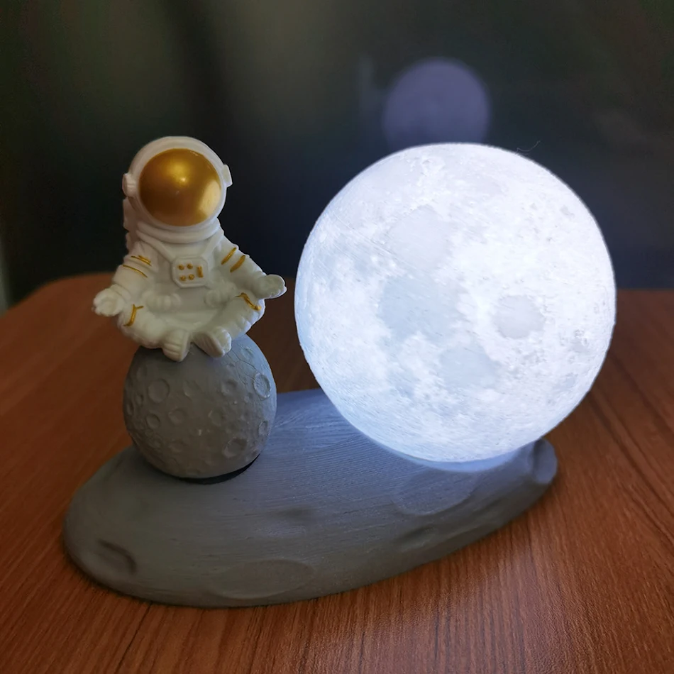 Astronauts Nordic Creativity Of Lunar Nightlight Nachtlampje met astronauten. Noordse creativiteit, ideaal voor kinderen en volwassenen. Zacht licht voor ontspanning en decoratie.
