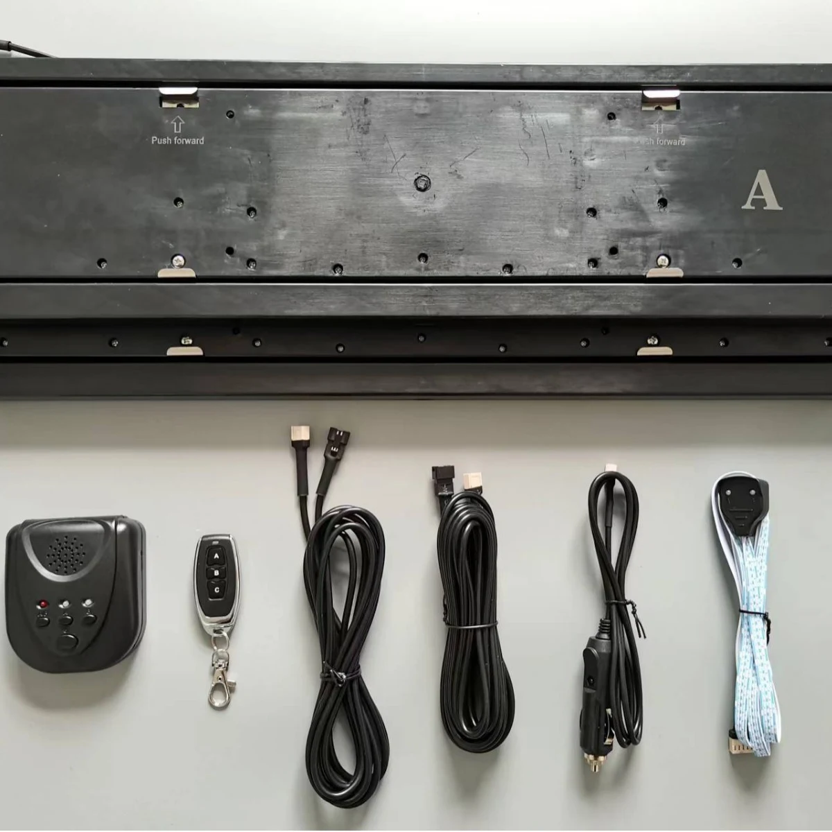 Evropski okvir za registarsku tablicu sa regulacijom za Evropu, Rusiju i Ukrajinu, modifikovan za savršeno uklapanje.