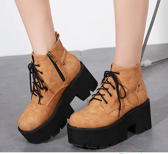 Bottines à talons hauts et semelle épaisse, un style audacieux et un confort durable, parfaites pour toutes les occasions.