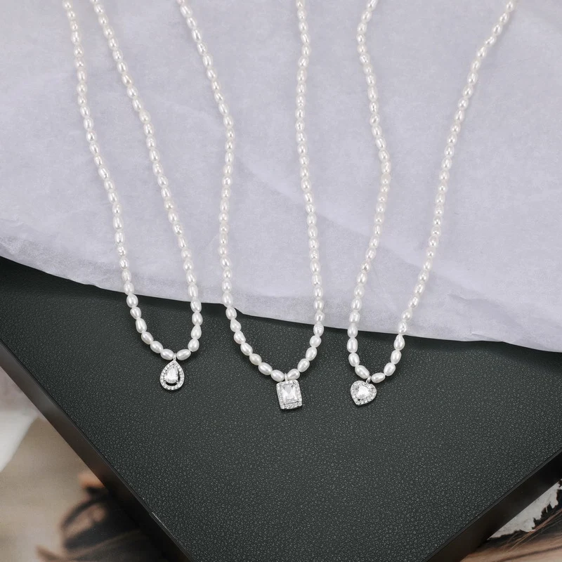 Collier Rétro en Perles Naturelles pour Femme Un bijou intemporel pour sublimer votre style. Laissez-vous séduire par l'élégance naturelle et le charme rétro.