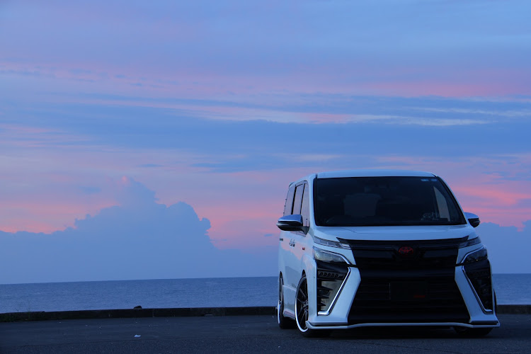 ヴォクシーのマジックアワーと愛車・ヴォクシー80後期・かなりお久しぶりです🙇‍♂️・グラデーションがお好き🤭に関するカスタム事例の投稿画像3枚目