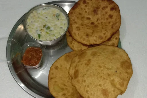 Aloo Kachori [4 Pieces] With Boondi Raita And Pickle