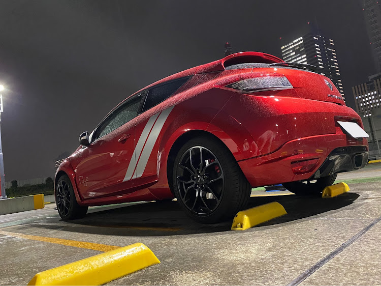 メガーヌ ハッチバックのプリケツ・洗車後の雨に関するカスタム事例の投稿画像1枚目