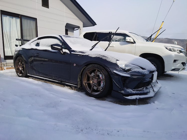 86の吹雪・ブレンボキャリパー・誕プレ・左右色違いホイールに関するカスタム事例の投稿画像1枚目