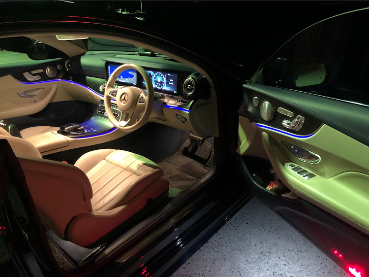 Eクラス クーペのカバンサイトブルー・洗車・ノーマルタイヤに交換・クーペ好き・メルセデス・ベンツに関するカスタム事例の投稿画像5枚目