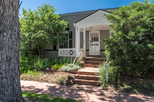 Property purchase in Denver (United States) - House with porch and green garden
