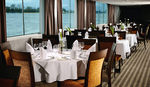 Avalon-Felicity-dining-room - Arrive early for a window table at Avalon Felicity's spacious, open-seating dining room. Complimentary wine, beer and soft drinks are served with dinner.