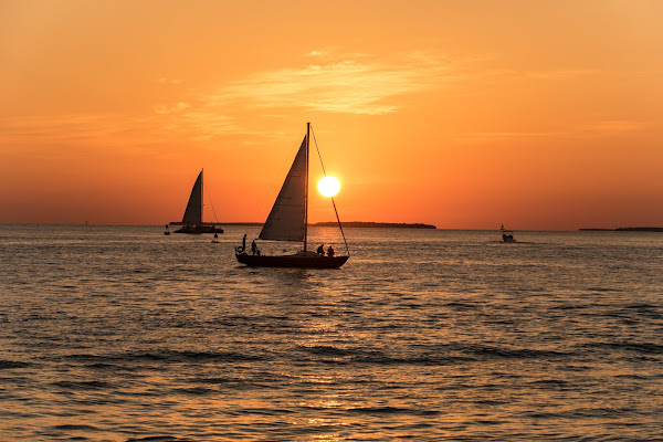 Barca a vela al tramonto di Ricky Viccarini