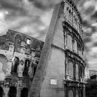 Il Colosseo tra le nuvole. di 