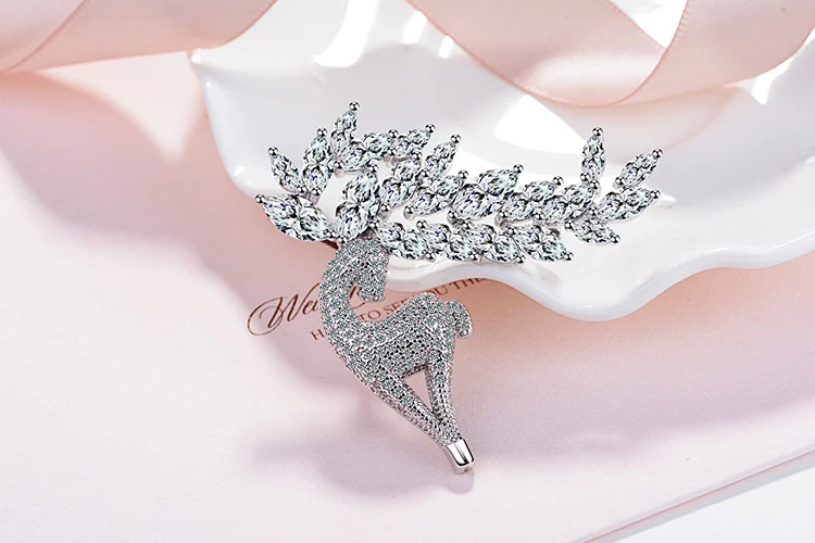 Title 3, Lady Lovely Atmosferische Zirkoon Fawn Broche. ...
