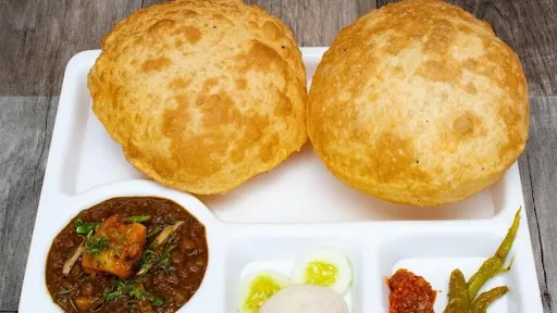 Chole Bhature With Curd
