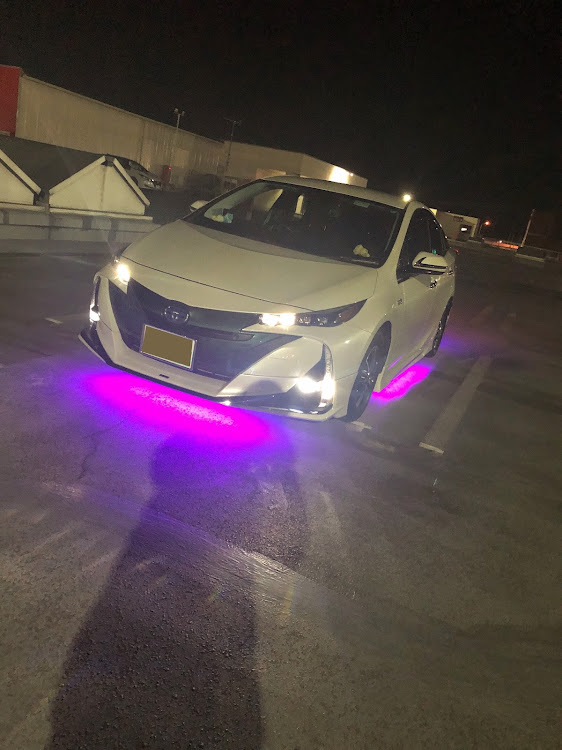 プリウスPHVのアンダーネオン取り付け・アンダーネオン・プリウスphv・プリウスに関するカスタム事例の投稿画像1枚目