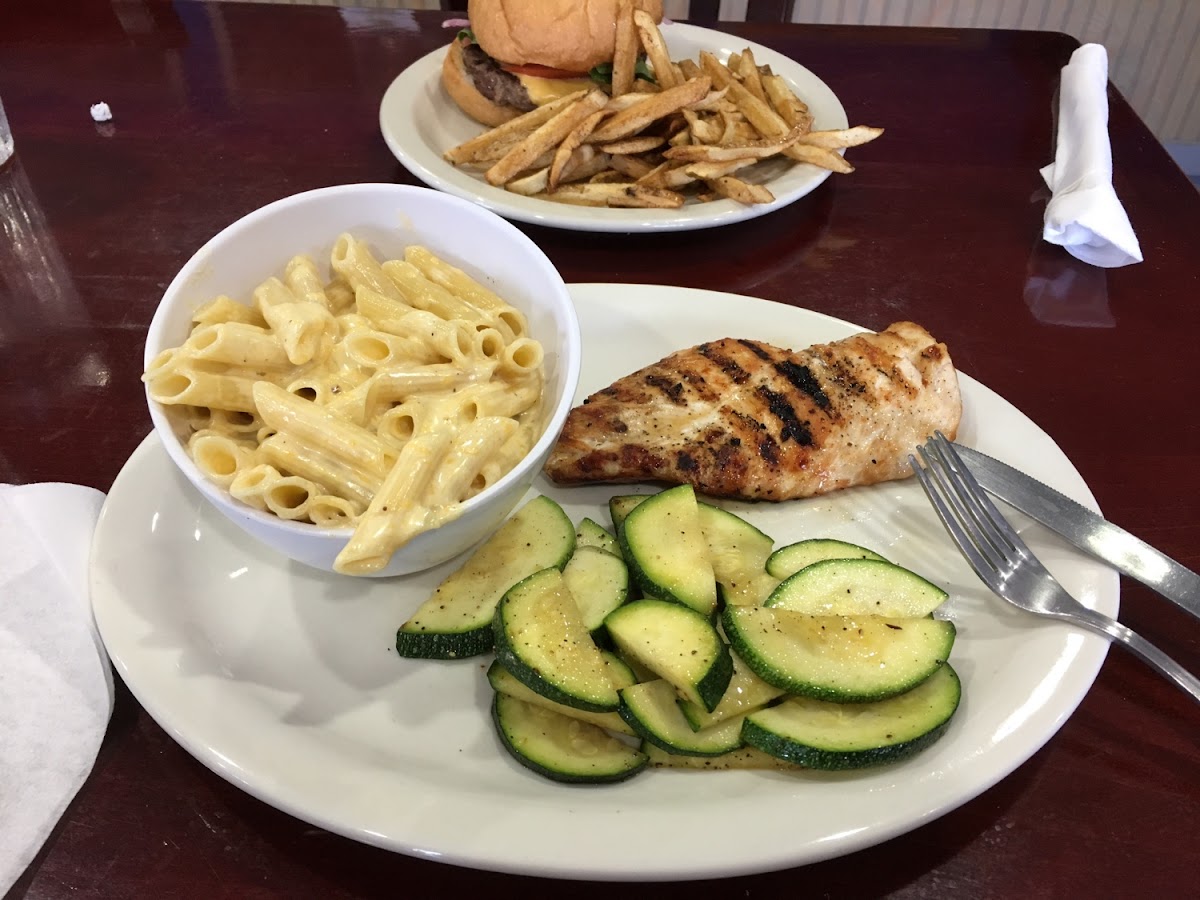 Veggies, grilled chicken, GF mac n cheese!!! YUM!