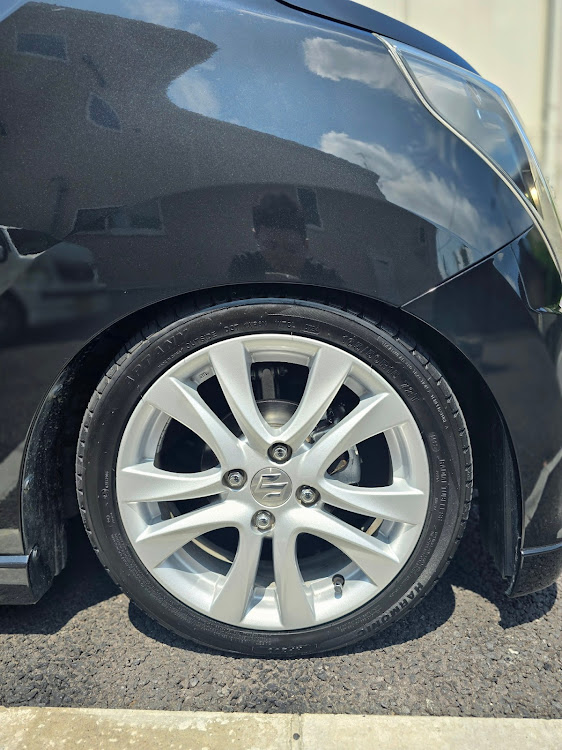 ワゴンRのブラックアイ車高調・車高調整・ソリオ純正ホイール流用に関するカスタム事例の投稿画像1枚目