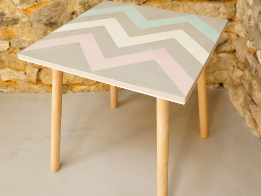 table d'appoint en béton ciré design avec motifs aztèques